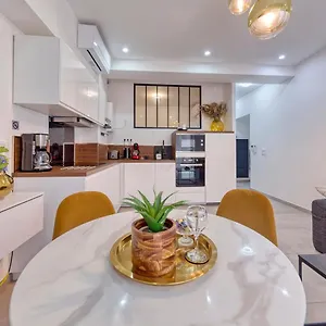 Vibes, Indoor Parking, Breakfast & Air Conditioning Nice